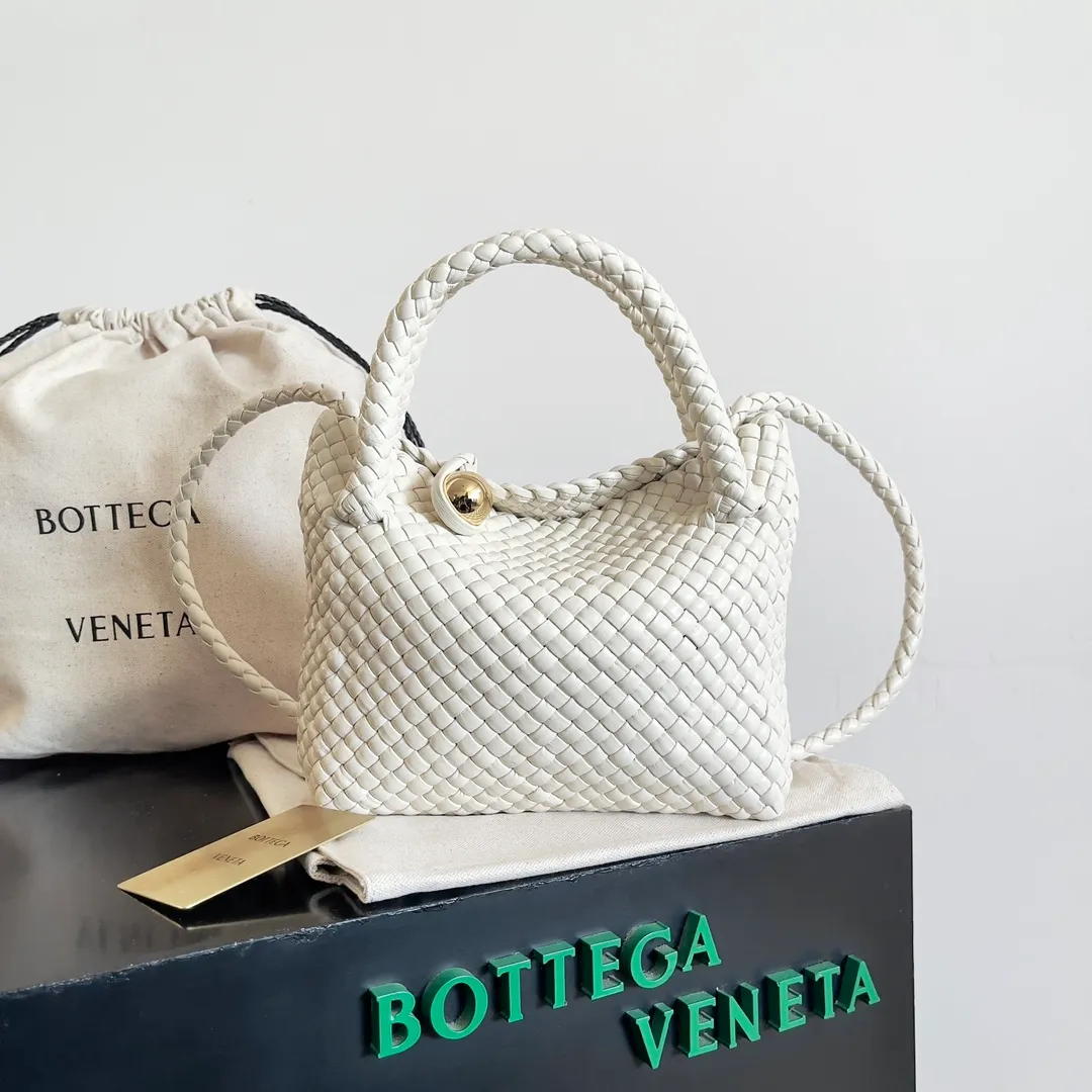 Batch 3760 BV collectible small woven handbags are really YYDS!! Bottega Veneta’s most classic small woven handbags are back! ! We use the highest quality leather with the highest craftsmanship❤️ to create the most expensive works. We have created the Intrecciato leather weaving process❤️ This unique traditional exclusive leather weaving method has not only become our logo but also reflects the time-consuming and labor-intensive craftsmanship of our products❤️ The new TOSCA handbag must be a selection worth collecting🆕 Style number: 776755 Size: 20*15.5*7cm